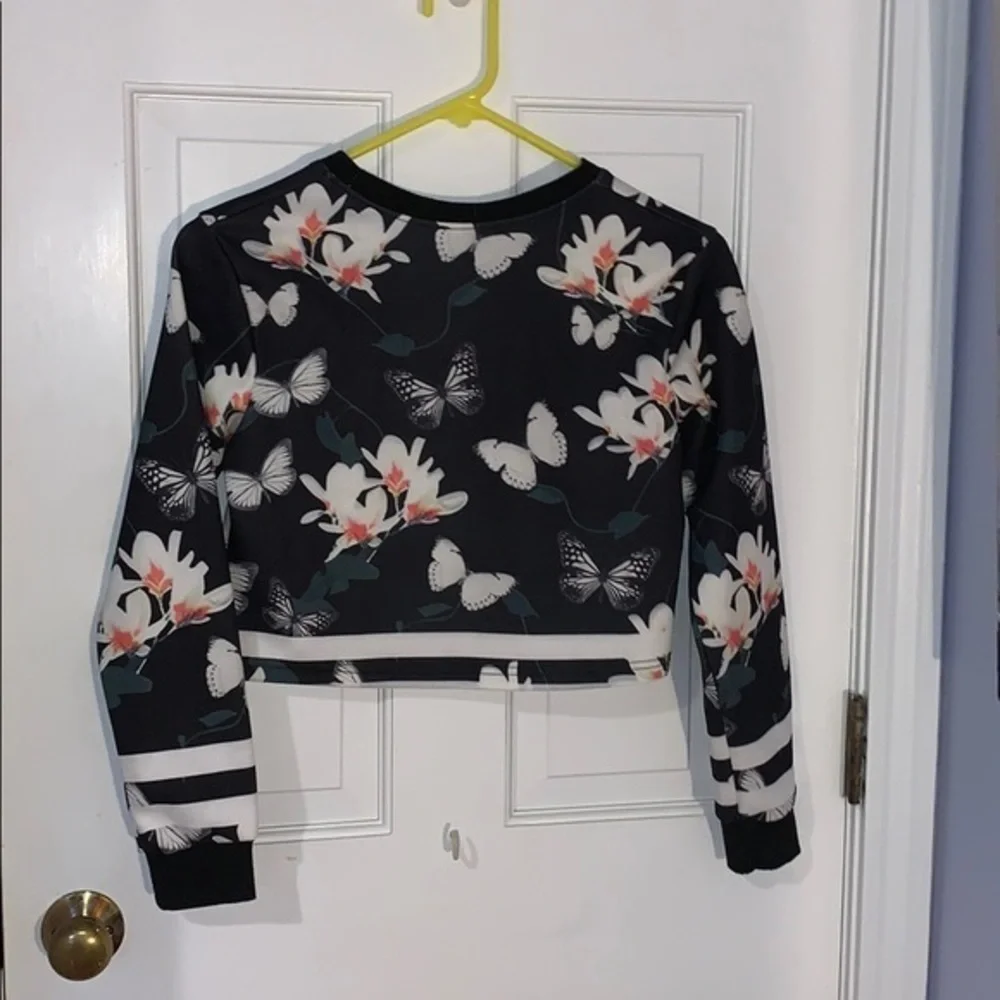 Nike black and white‎ long sleeve crop top